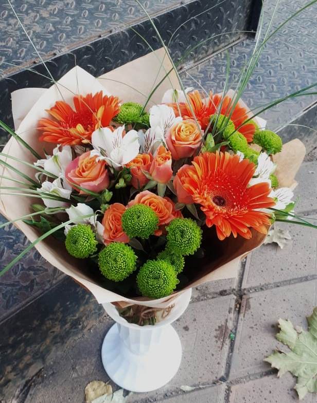 Букет огненно-рыжий в Кезе Букет цветов из: Герберы, Хризантемы, Альстромерии и Розы в Кезе