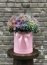 Композиция Яркие эмоции в Кезе Цветочная композиция из Гипсофила и Розы в шляпной коробке в Кезе