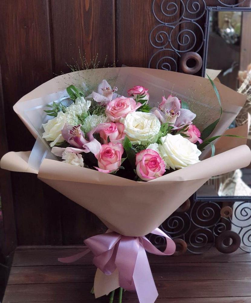 Букет майское утро в Кезе Букет цветов из: Гвоздики, Орхидеи, Розы и Хризантемы в Кезе