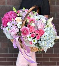 Композиция солнечный день в Кезе Цветочная композиция из Розы, Хризантемы, Пионы и Лизиантусы в корзине в Кезе