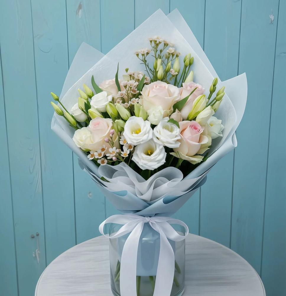 Букет очаровательный аромат в Кезе Букет цветов из: Розы и Лизиантусы в Кезе