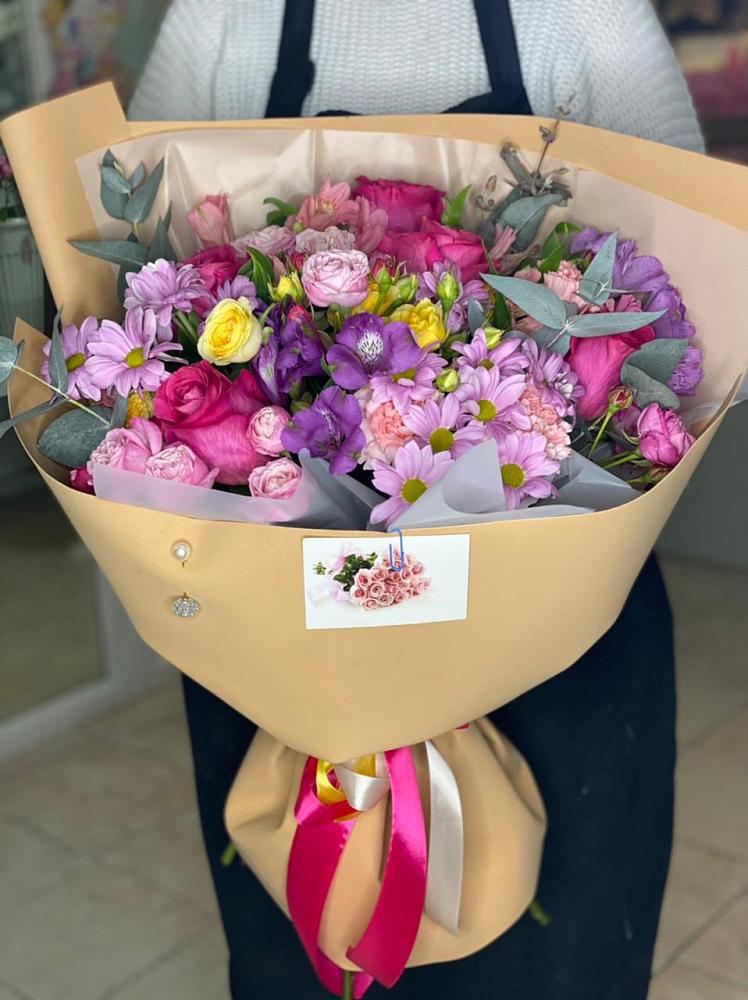 Букет вдохновленный любовью в Кезе Букет цветов из: Хризантемы, Гвоздики и Альстромерии в Кезе