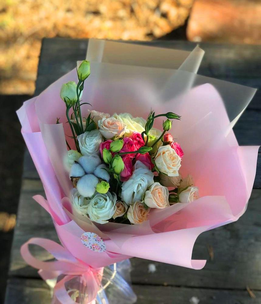 Букет цветочный коктейль в Кезе Букет цветов из: Розы и Лизиантусы в Кезе