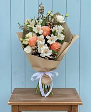 Букет яркий комплимент в Кезе Букет цветов из:  Альстромерии, Лизиантусы, Розы и Хризантемы в Кезе