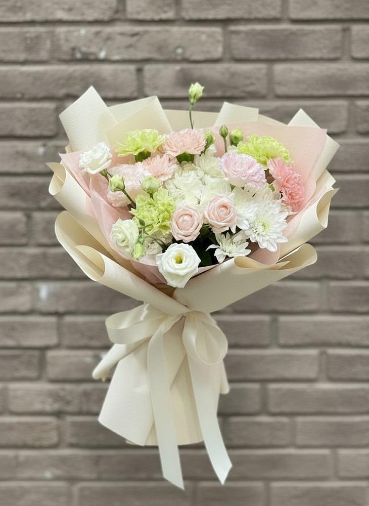 Букет Трепет мечты в Кезе Букет цветов из: Гвоздики, Розы, Лизиантусы и Хризантемы в Кезе