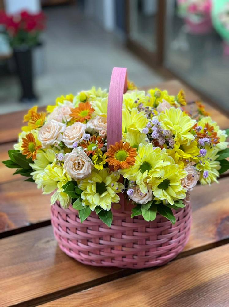Композиция цветы лета в Кезе Цветочная композиция из Хризантемы и Розы в корзине в Кезе