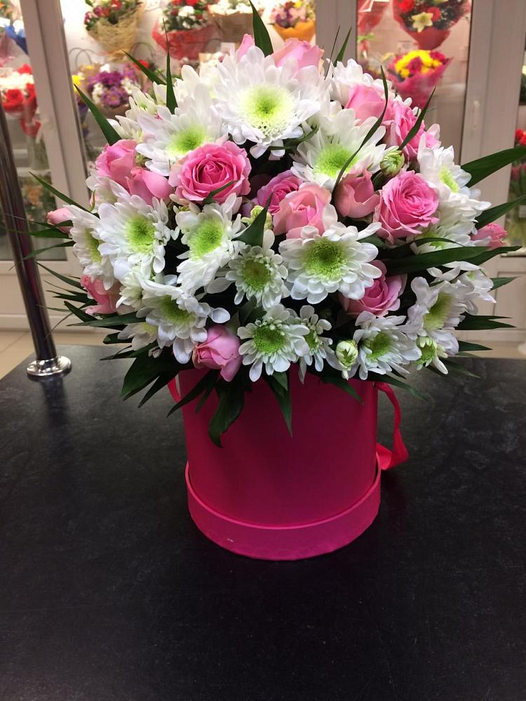 Композиция грация в Кезе Цветочная композиция из Розы и Хризантемы в шляпной коробке в Кезе