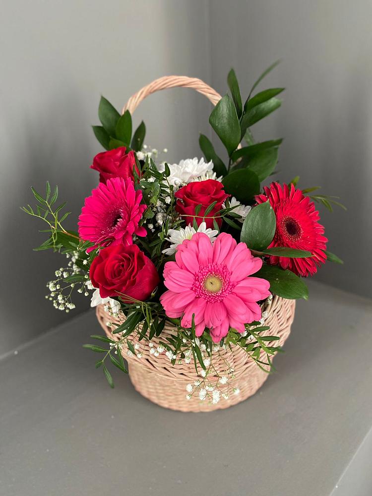 Композиция радостное событие в Кезе Цветочная композиция из Розы, Хризантемы и Герберы в корзине в Кезе