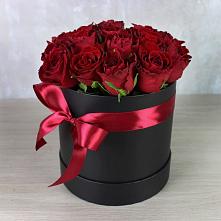 Цветочная композиция из Розы в шляпной коробке в Кезе
