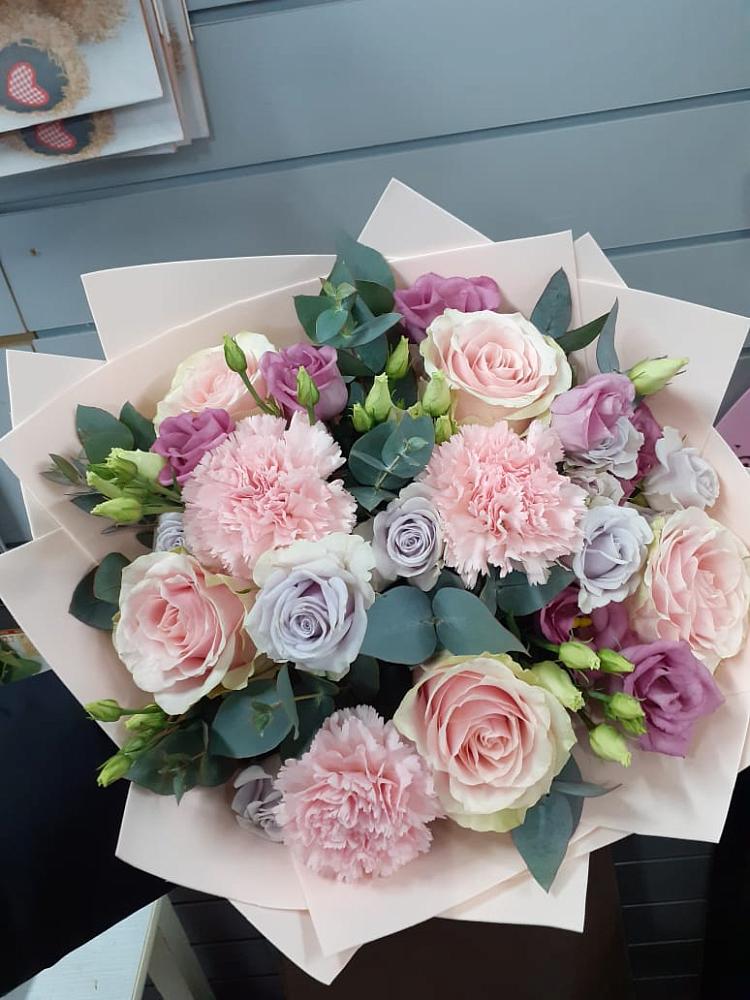 Букет обаятельный в Кезе Букет цветов из: Розы, Гвоздики и Лизиантусы в Кезе