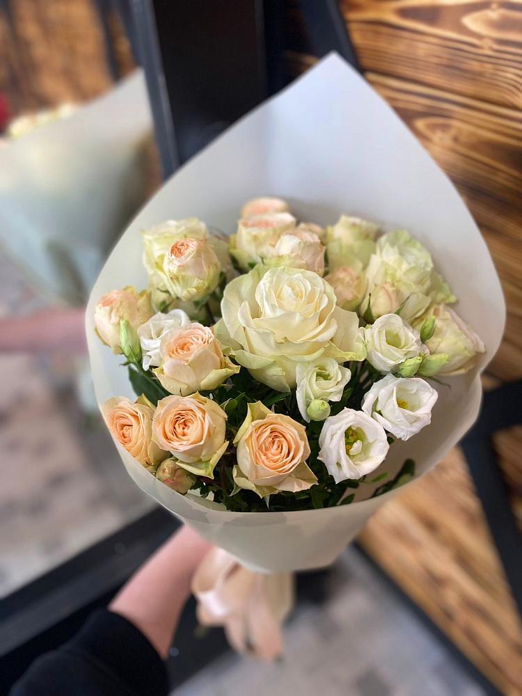 Букет Летний бриз в Кезе Букет цветов из: Розы и Лизиантусы в Кезе