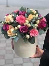 Цветочная композиция из Розы в шляпной коробке в Кезе